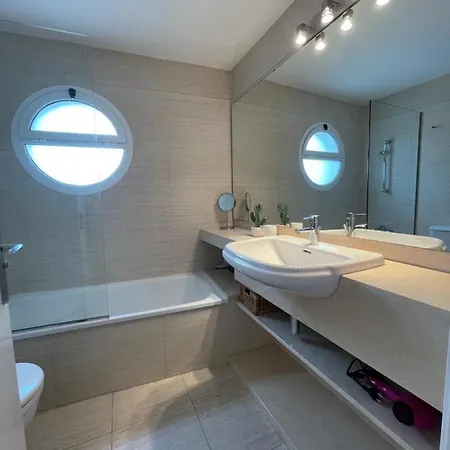 Apartamento A 600 Metros De La Playa Con Piscina, Ideal Familias *